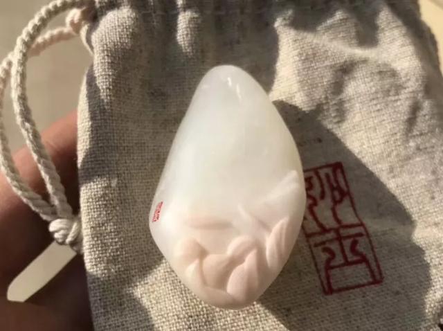 粉色的玉手镯是什么玉 ,和田玉有粉色的吗，好看吗？