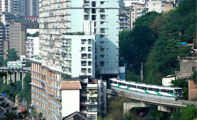 重庆轻轨穿楼而过:重庆轻轨穿楼而过，游客慕名而来，住在里边的居民是什么感受？