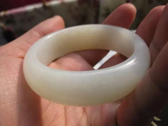 强光手电能看出和田玉的产地吗?