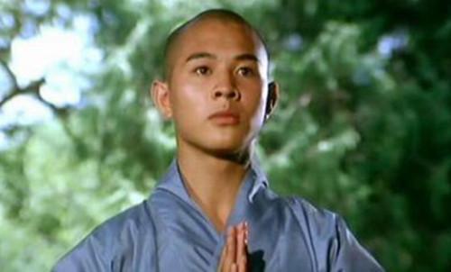 李连杰现状:为什么同年出生的甄子丹还能打，而李连杰却不行了