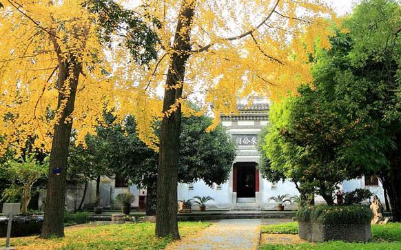 明嘉靖南阳府志为什么说“卧龙岗此亦隆中地,盖秦以襄阳隆中为南阳郡也“？
