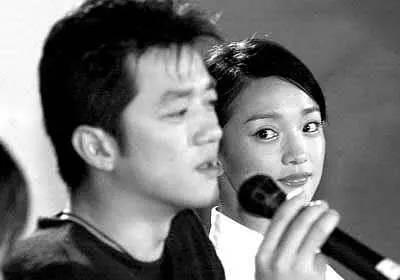 李亚鹏承认恋情:李亚鹏牵手美女，新恋情曝光，和王菲比如何？