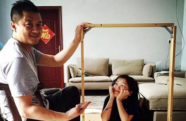 李亚鹏承认恋情:李亚鹏牵手美女，新恋情曝光，和王菲比如何？