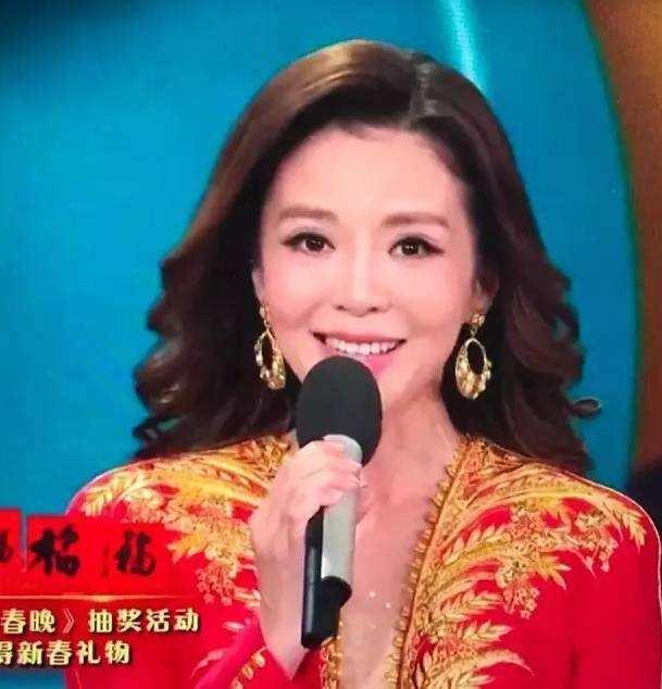 但本人還是喜歡她留長頭髮的樣子,前幾天看到一篇2007年朱迅生病住