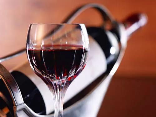 10年的红酒还能喝吗，红酒的保质期是十年，那么超过十年的红酒还能饮用吗