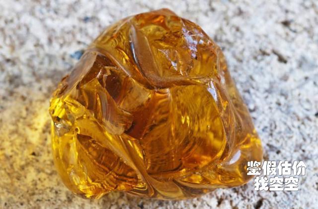 祖母绿和翡翠哪个值钱,为什么在国外，琥珀卖得比翡翠贵？