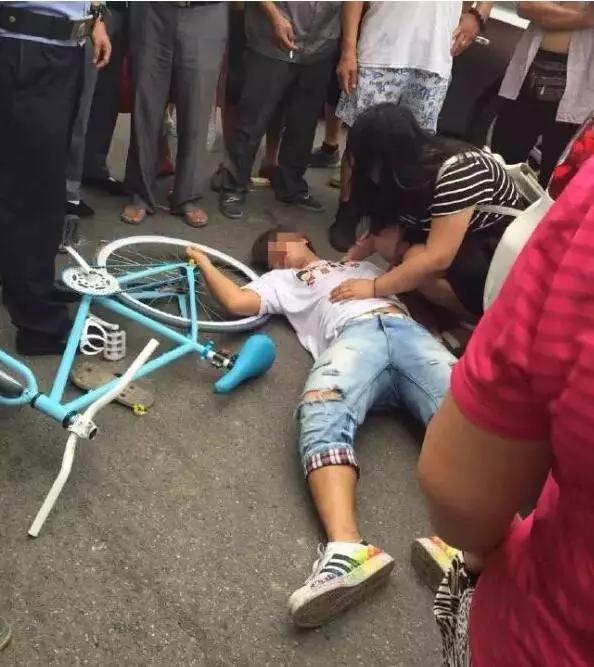 男子摔狗事件:如何看待成都某教师捡狗索酬不成摔狗一事？ 成都摔狗事件