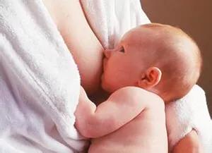 母乳流到衣服上有什么危害吗，涨了一夜的母乳能不能吃？