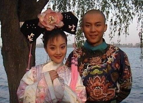 李小璐快乐大本营:贾乃亮一个人上浙江卫视跨年晚会唱歌，你怎么看？