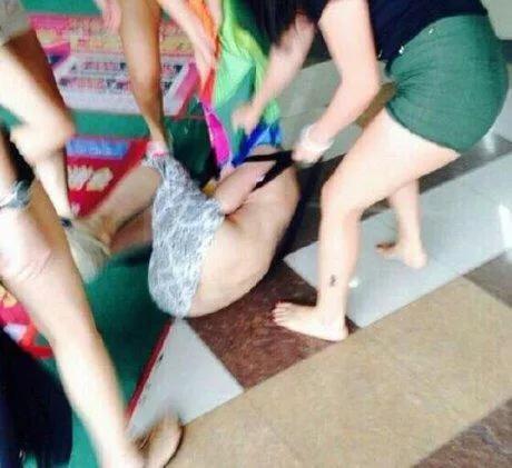 小三女子被扒衣围殴:济南一女子因情感纠葛，被扒衣围观。这事你怎么看？