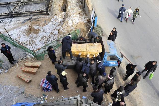 祖坟旺老大穷老二,如何理解民间流传“穷不改门，富不迁坟”？