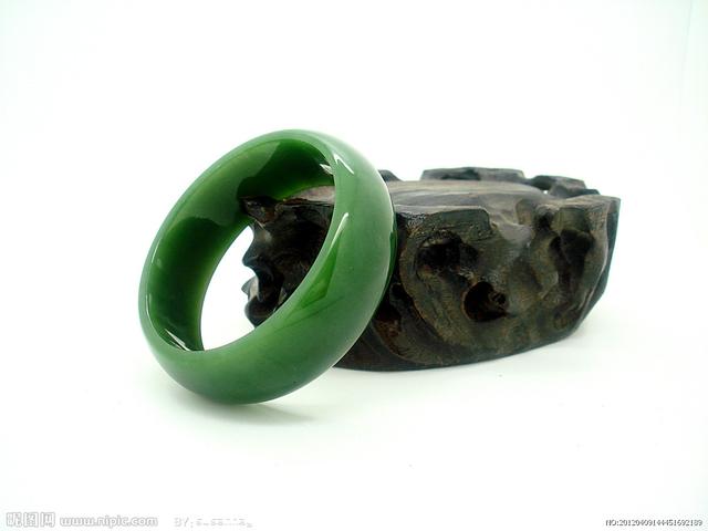 玉手镯取不下来怎么办,翡翠手镯难取下，有什么最快的解决方法？