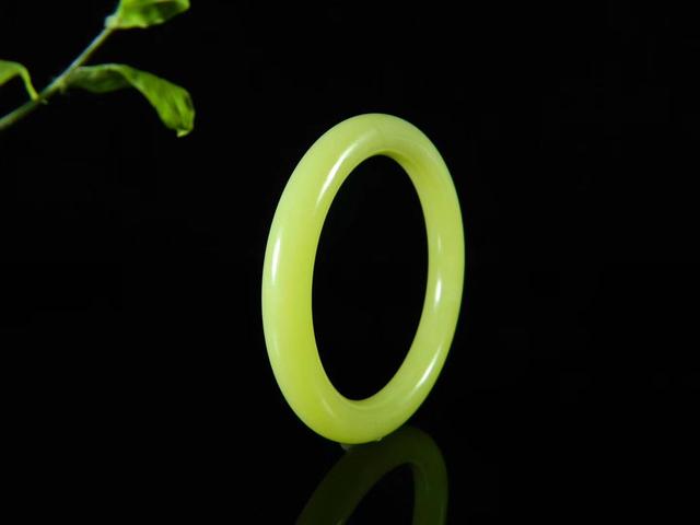 和田玉手镯图片大全集,女士想收藏和田玉手镯怎么选？