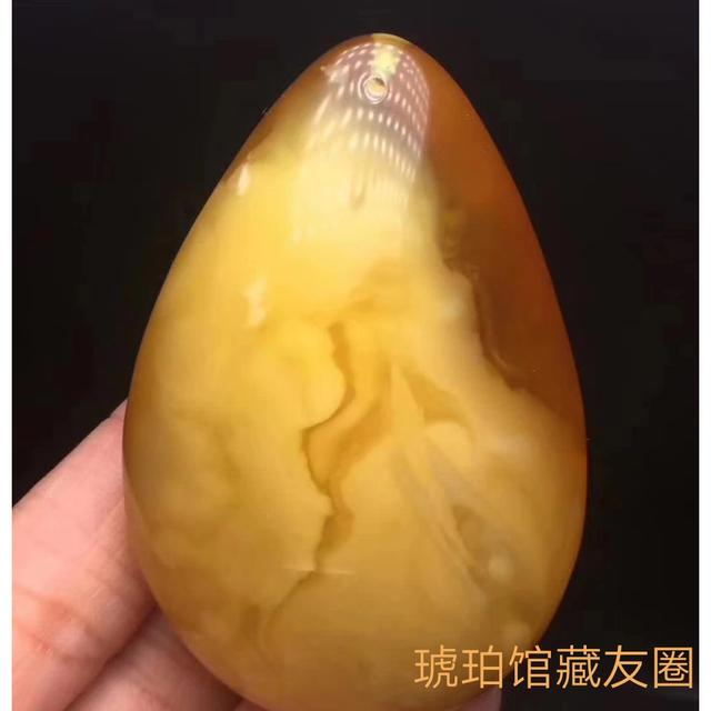 女性带什么样的蜜蜡吊坠好？