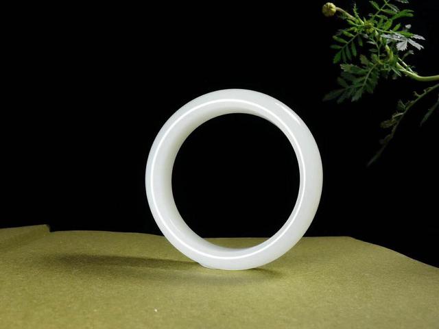 人工合成和田玉手镯怎么分辨,哪种东西能仿造和田玉？怎么分辨？