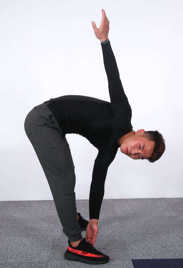 弓步压腿8.小步跑9.原地勾腿跳10.原地高抬腿11.开合跳▲拉伸1.