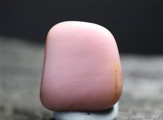 粉色的玉手镯是什么玉 ,和田玉有粉色的吗,好看吗?