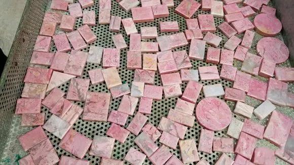 粉色的玉手镯是什么玉 ,和田玉有粉色的吗，好看吗？