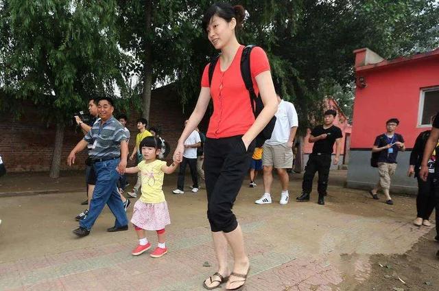 王诗龄现在长大的照片:当“富养王诗龄”遇上“穷养姚沁蕾”，会擦出怎样的火花？