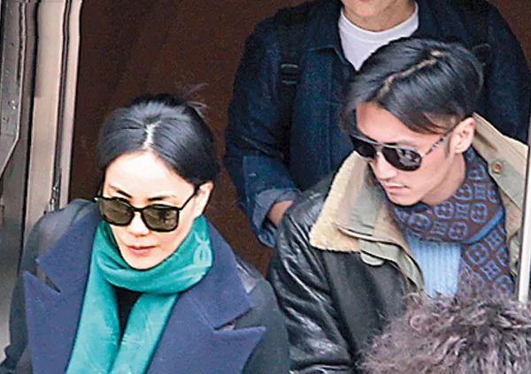 李亚鹏承认恋情:李亚鹏牵手美女，新恋情曝光，和王菲比如何？