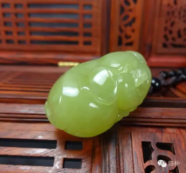 玉中带黄好不好,和田玉中黄口料和黄玉有什么区别？