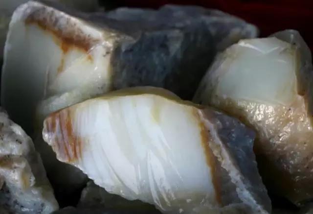 糖玉的特点和鉴定方法,怎样鉴定和田玉中的糖玉？