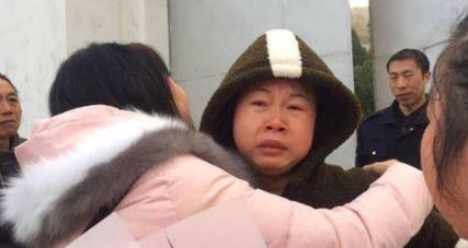 重庆女子投诉民警被铐走，如何看待湖南女子骂人“汉奸”遭拘留，出来时数十人迎接