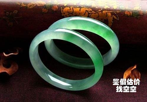 戴翡翠手镯的禁忌,翡翠手镯能不能两只一起戴？