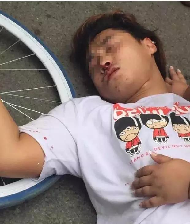 男子摔狗事件:如何看待成都某教师捡狗索酬不成摔狗一事？ 成都摔狗事件