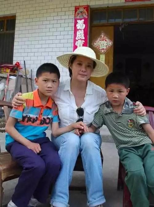 袁立力挺董卿:为何一夜之间大家都力挺浙江卫视，袁立真的是神经病么？