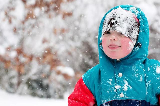 冬季少儿户外亲子活动，在严寒的天气里，孩子的户外活动怎么进行呢？