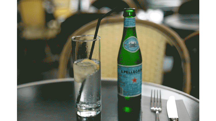 气泡水属于碳酸饮料吗？
