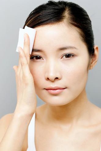 用冷水洗脸:坚持用冷水洗脸，皮肤真的会变好吗？