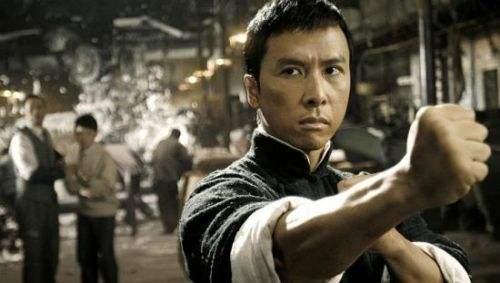 李连杰现状:为什么同年出生的甄子丹还能打，而李连杰却不行了