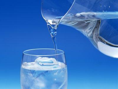 老年人每天也要喝八杯水吗，水喝多了会增加体内湿气吗