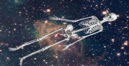 人体漂浮术:如果人死后漂浮在太空，身体会被分解吗