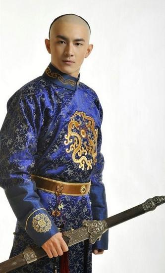 十四爷又会打战又年轻,康熙为什么把皇位传给他哥哥胤禛,不传给他？