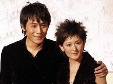 李小璐快乐大本营:贾乃亮一个人上浙江卫视跨年晚会唱歌，你怎么看？