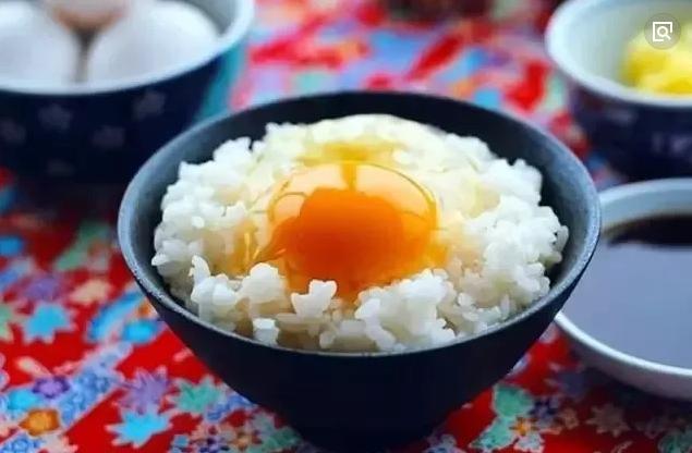 为何日本人吃生鸡蛋没事，日本人吃肉为什么喜欢沾生鸡蛋？不会觉得腥吗？