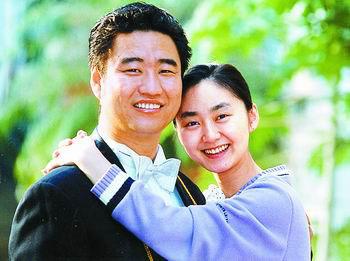 头条问答 - 小学生玩弹弓打中轿车遭车主猛踹,被逼