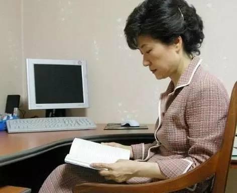 朴槿惠怎么读-朴槿惠牢房苦读励志书籍，是为了东山再起还是打发时间？