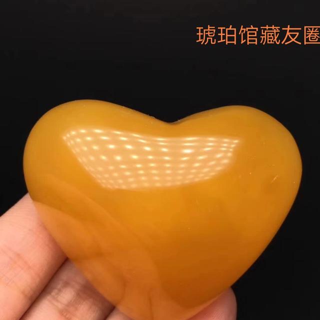 女性带什么样的蜜蜡吊坠好？