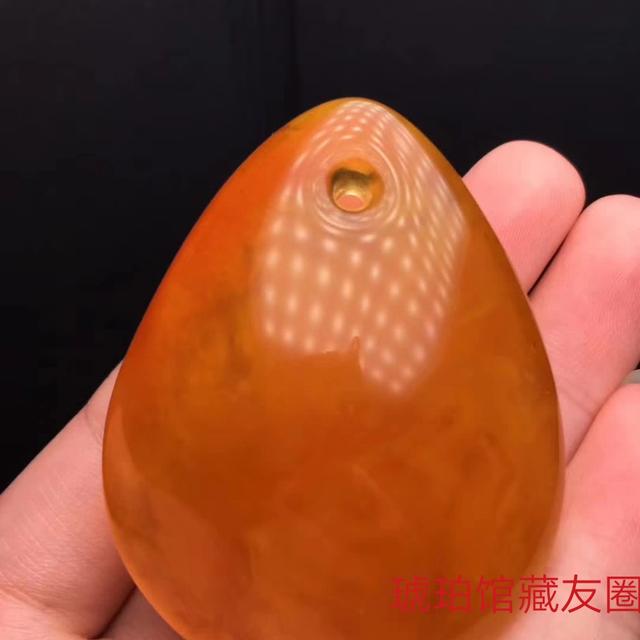 女性带什么样的蜜蜡吊坠好？