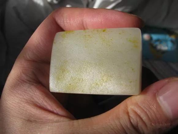 如何去掉和田玉染色皮,怎么识别和田玉籽料的皮是染色上去的？