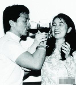 成龙老婆林凤娇:成龙为什么突然退出林凤娇全资持股公司？
