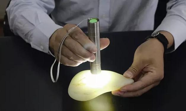 用手电筒怎么看玉的真假,怎么用手电筒的光辨别真假翡翠？