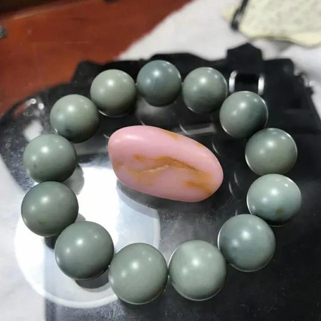 粉色的玉手镯是什么玉 ,和田玉有粉色的吗，好看吗？