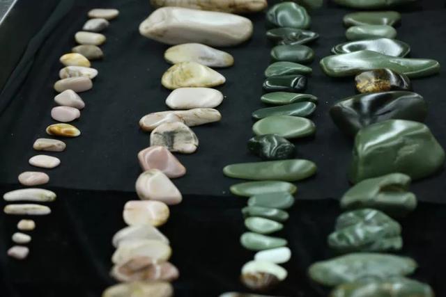 粉色的玉手镯是什么玉 ,和田玉有粉色的吗，好看吗？