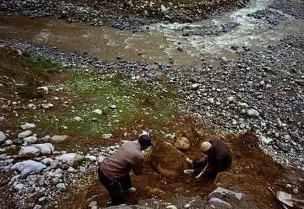 新疆和田玉山料,什么是真正的和田玉山流水？