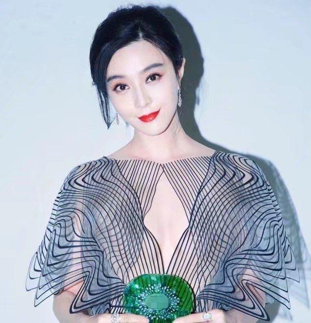 范冰冰女仆装:影视剧中有哪些男主扮过女装，居然还挺好看的？